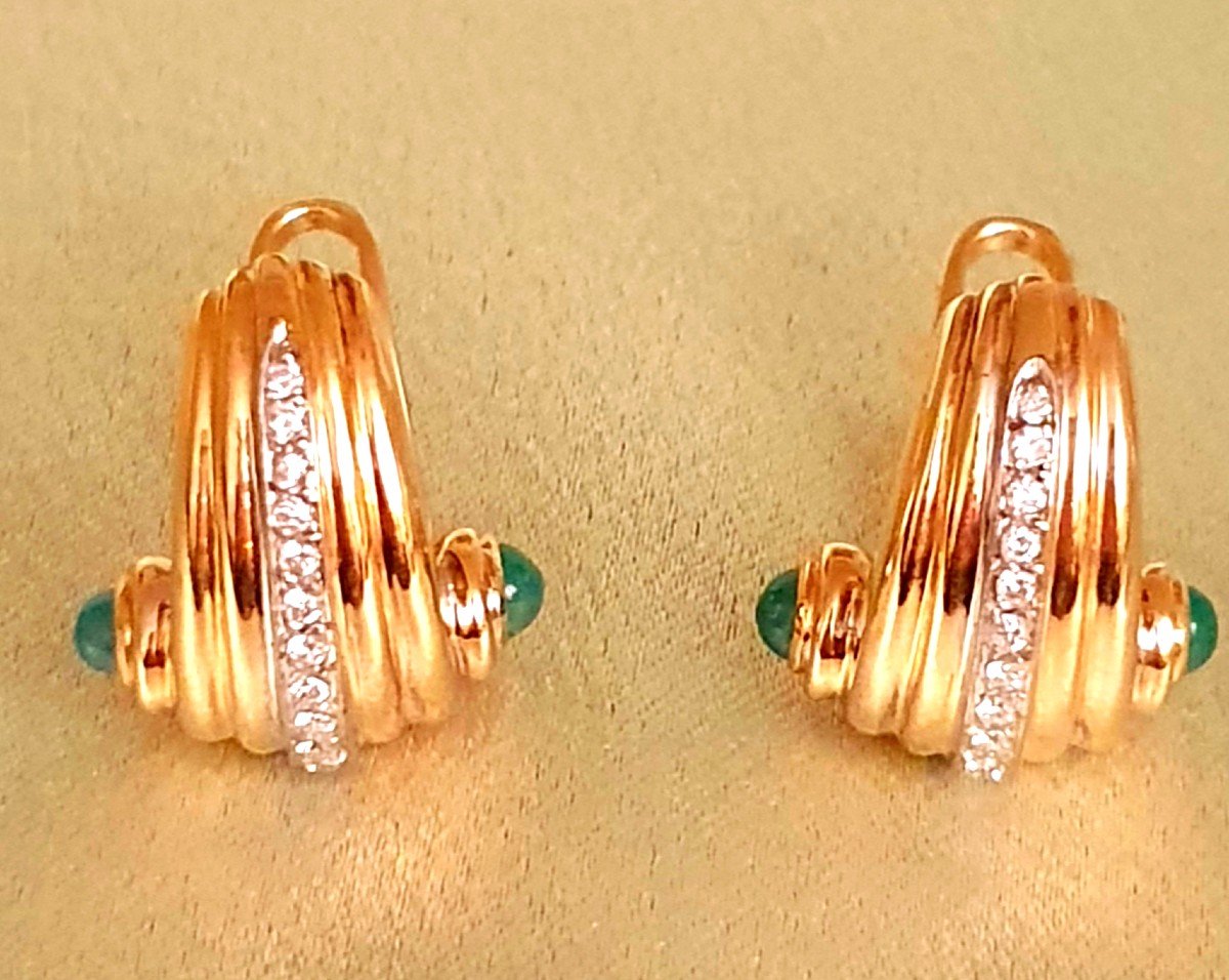 Yellow Gold Clips With A Line Of Diamonds And 2 Emerald Cabochons