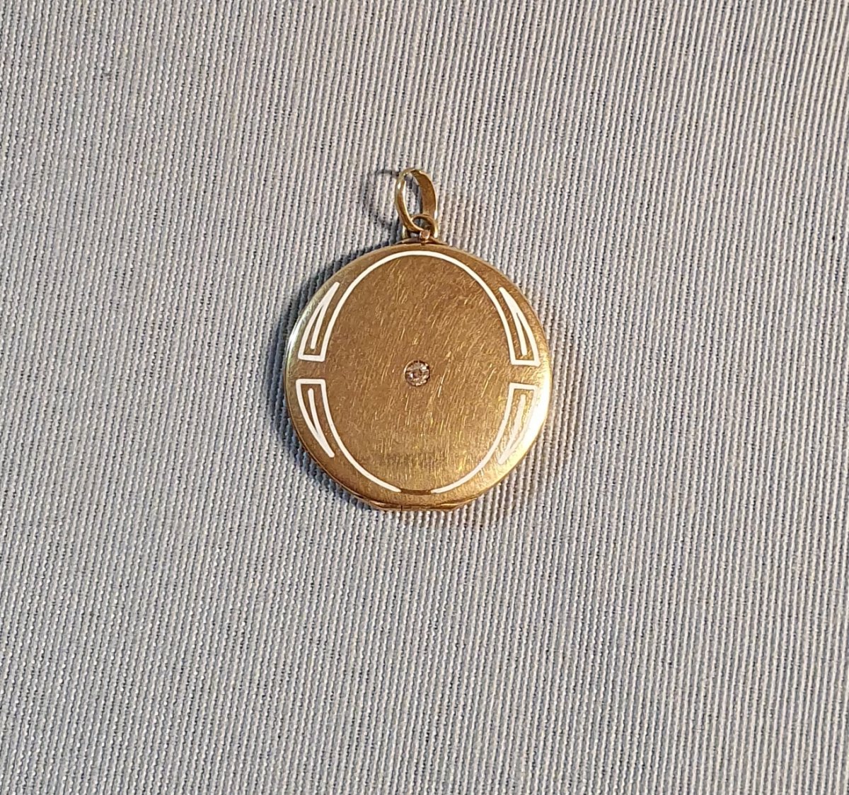 PENDENTIF OR JAUNE 585°/°°  EMAILLE  ROND OUVRANT avec ROSE de DIAMANT - ART NOUVEAU-photo-2