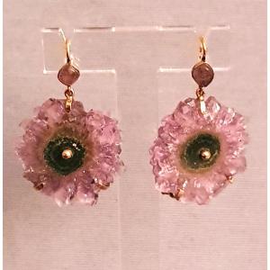 BOUCLES d'OREILLES en OR JAUNE avec une TRANCHE de GEODE d'AMETHYSTE