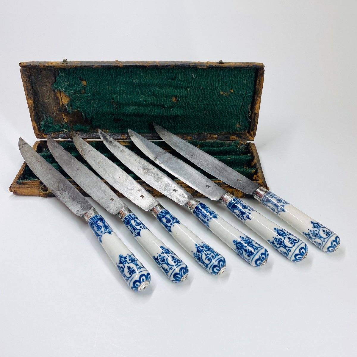 Box Of Six Saint-cloud Porcelain Knives - Eighteenth Century