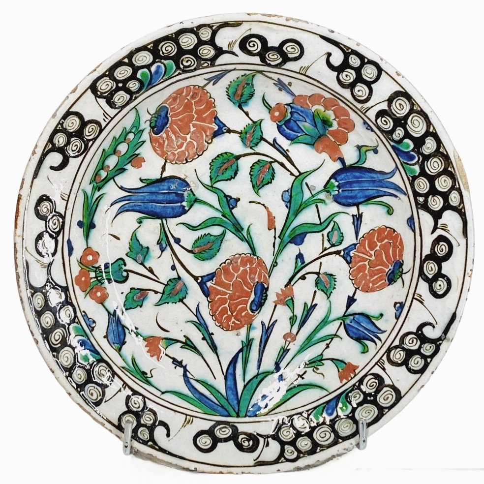 Plat en céramique d'Iznik - Turquie Ottomane - Fin du XVIe siècle