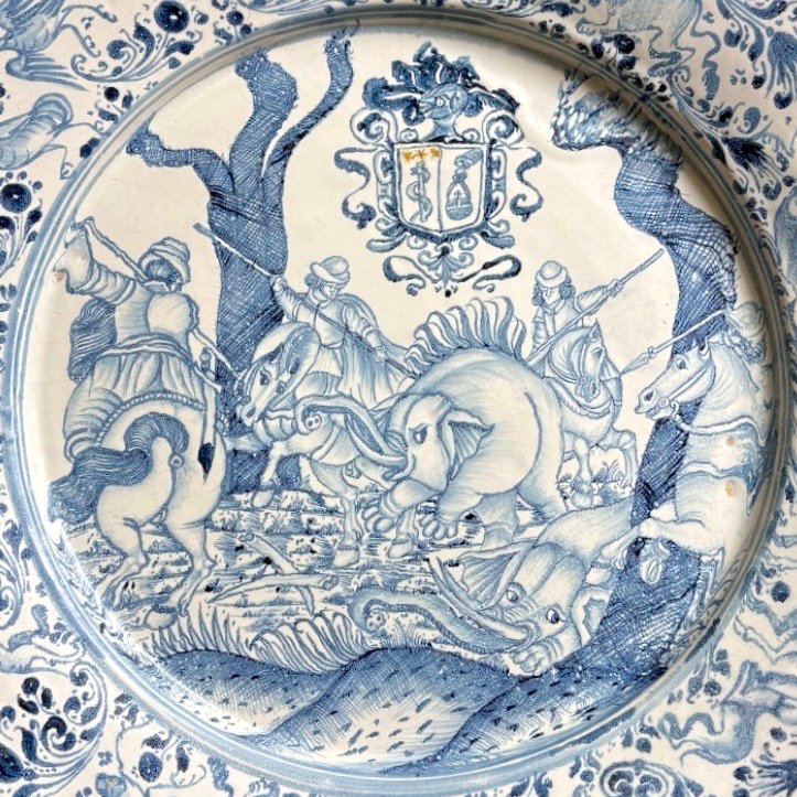 Plat en faïence de Laterza " La chasse à l'éléphant" - XVIIe siècle-photo-2