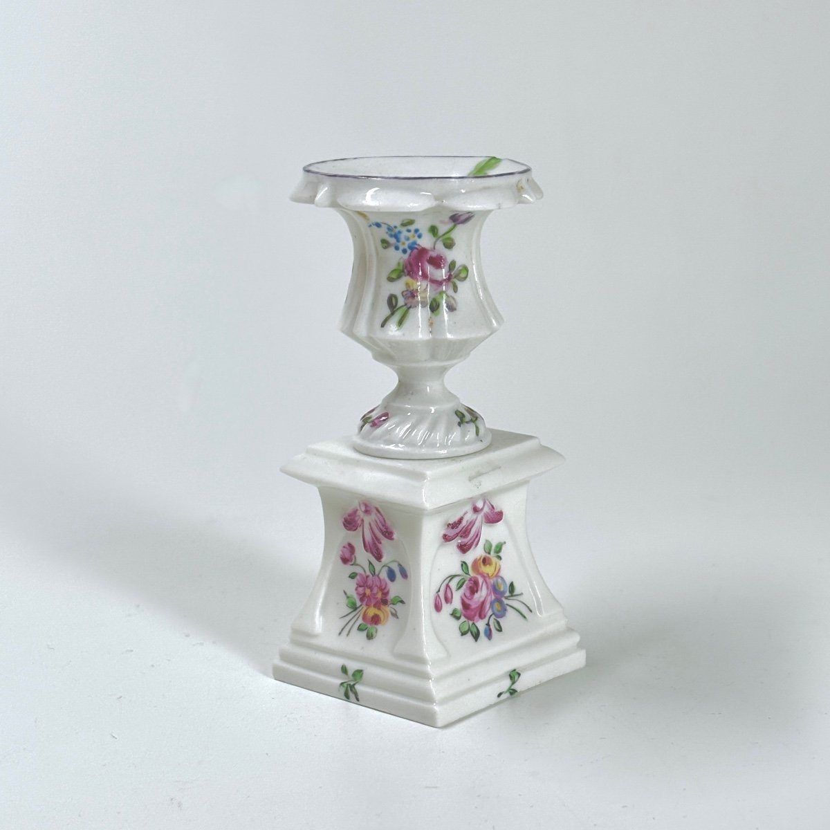 Small Medici Vase In Mennecy Porcelain - Eighteenth Century