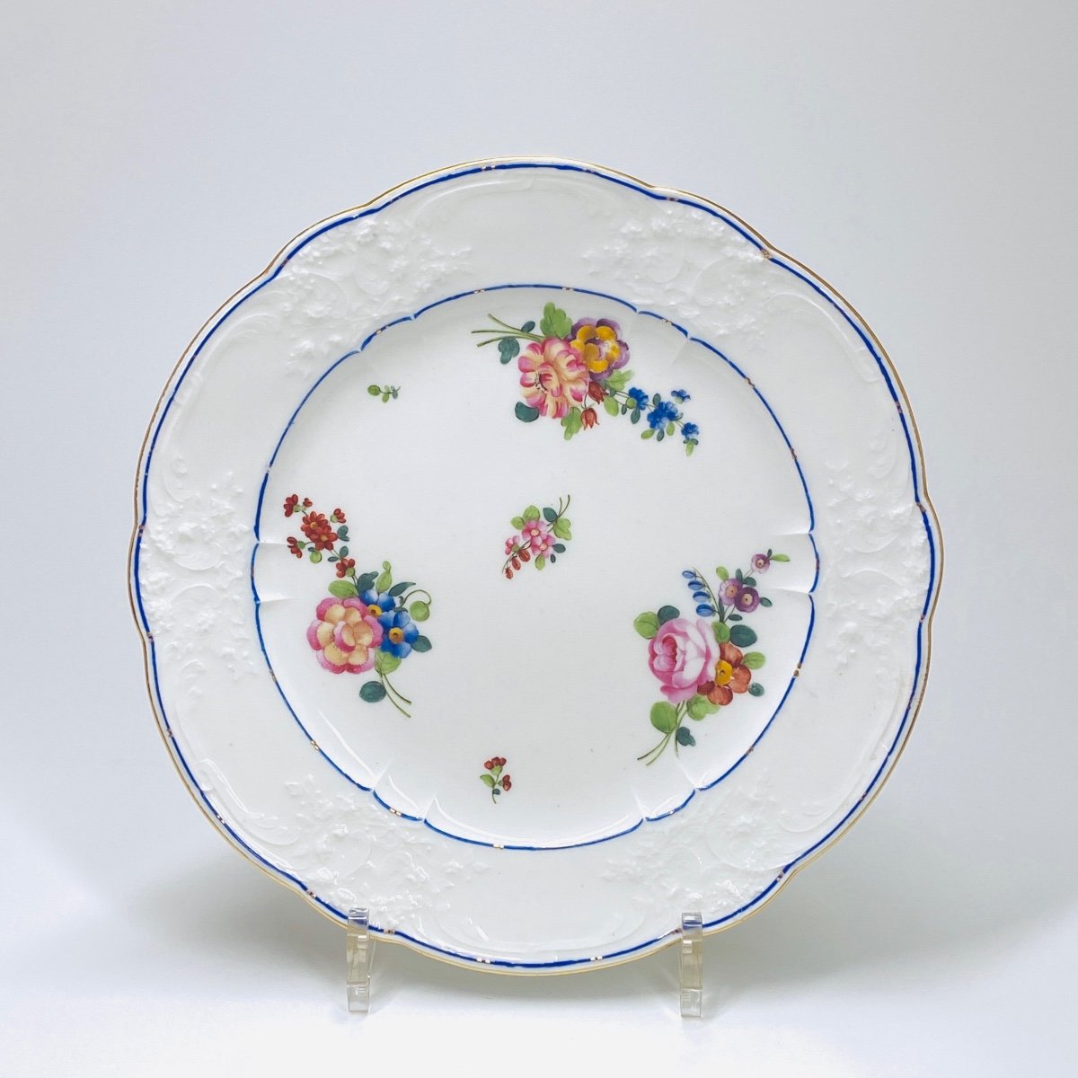 Sèvres - Assiette à palmes à décor de bouquets de fleurs - XVIIIe siècle