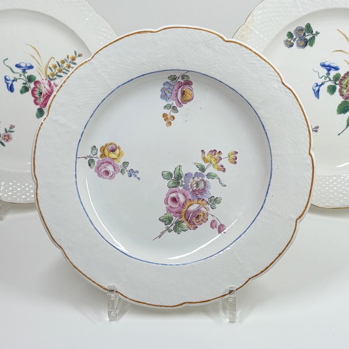 Trois assiettes en porcelaine de Chantilly à décor polychrome - XVIIIe siècle-photo-2