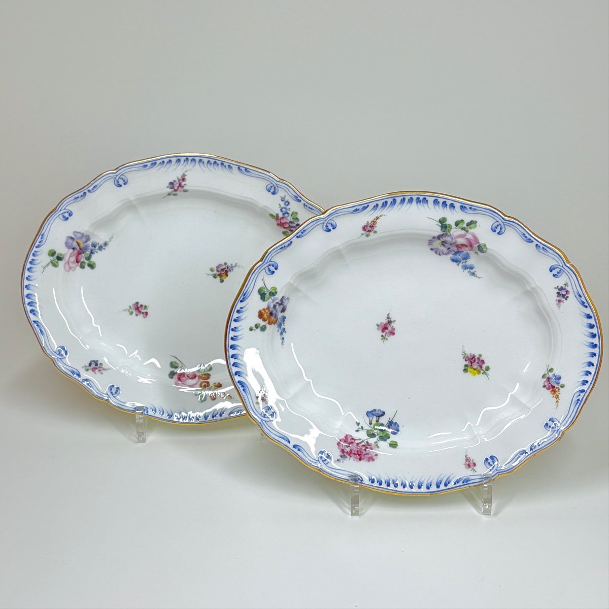 Paire de plats en porcelaine dans le style de Sèvres - XIXe siècle