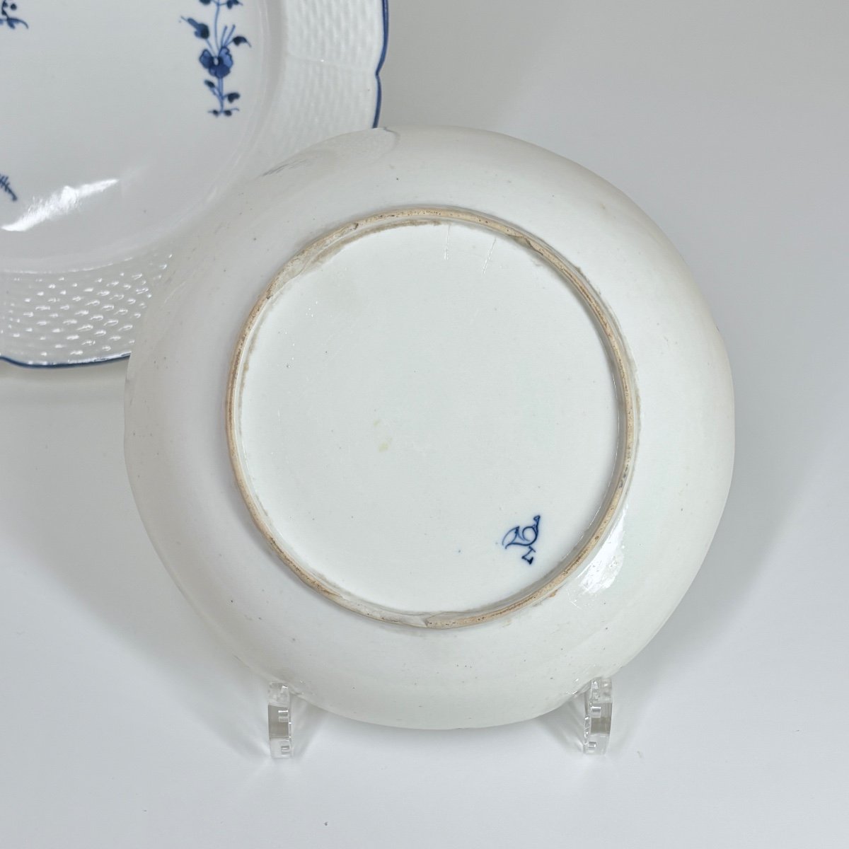 Une assiette et un compotier en porcelaine tendre de Chantilly - XVIIIe siècle-photo-3