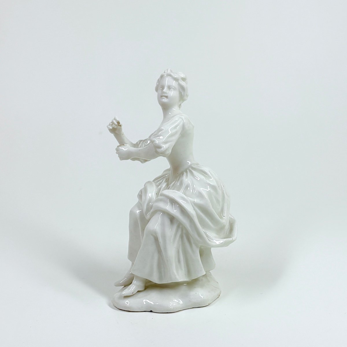 Soft Porcelain Statuette Depicting A Young Woman - Eighteenth Century-photo-2