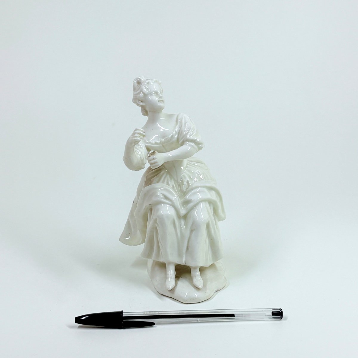 Soft Porcelain Statuette Depicting A Young Woman - Eighteenth Century-photo-1