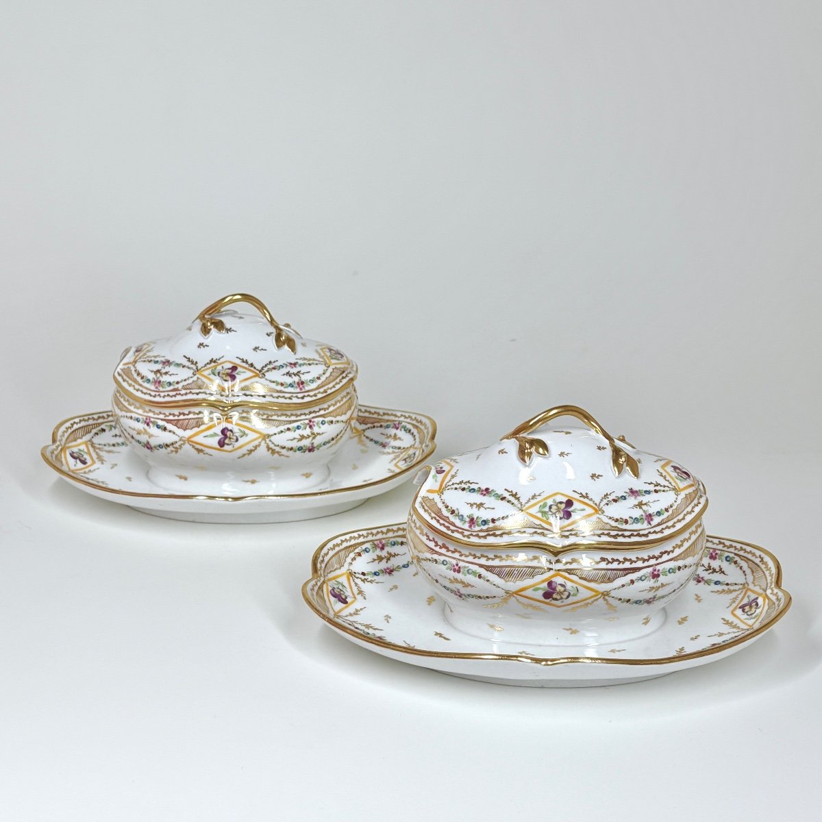 Set Of Nine Bordeaux Porcelain Plates And Two Paris (locré) Porcelain Sugar Bowls - Eighteenth -photo-4