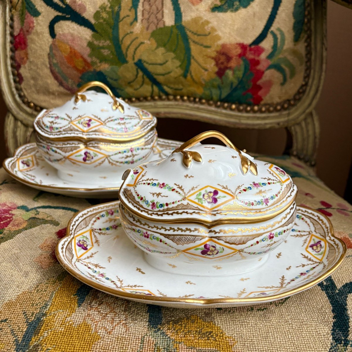 Set Of Nine Bordeaux Porcelain Plates And Two Paris (locré) Porcelain Sugar Bowls - Eighteenth -photo-3