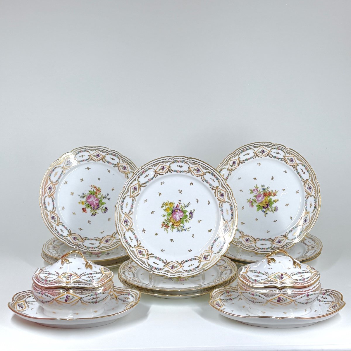 Set Of Nine Bordeaux Porcelain Plates And Two Paris (locré) Porcelain Sugar Bowls - Eighteenth 