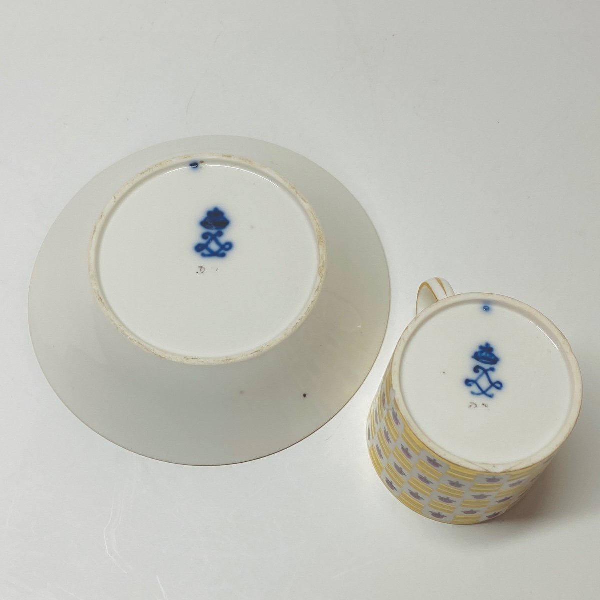 Sèvres - Tasse litron et sa soucoupe en porcelaine dure - XVIIIe siècle-photo-2