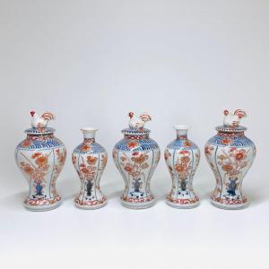 Garniture en porcelaine du Japon à décor Imari - Début du XVIIIe siècle