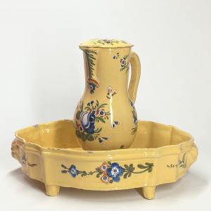 Moustiers - Covered Pitcher And Its Basin With A Yellow Background - 18th Century