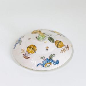 Couvercle en faïence de Moustiers à décor au ballon - XVIIIe siècle