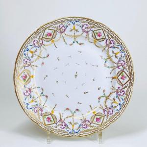 Bordeaux - Plate Decorated With Polychrome And Gold Garlands - Eighteenth Century