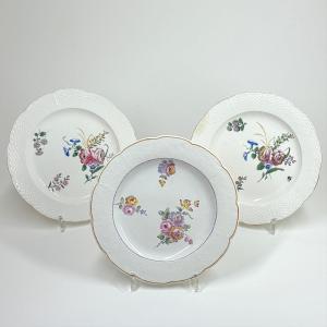 Trois assiettes en porcelaine de Chantilly à décor polychrome - XVIIIe siècle