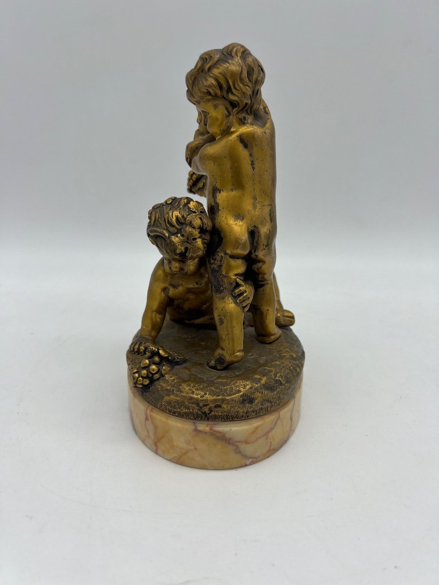 Statue En Bronze De Deux Enfants Et Un Faune Sur Un Socle En Marbre. -photo-1