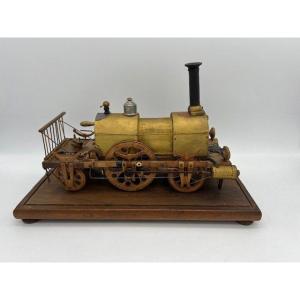 Maquette De Locomotive à Vapeur En Métal Et En Bois