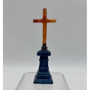 Croix En Jaspe Sur Une Base En Lapis-lazuli.