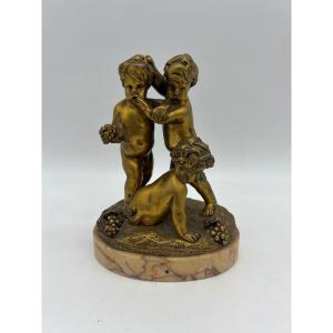 Statue En Bronze De Deux Enfants Et Un Faune Sur Un Socle En Marbre. 