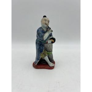 Petite Statue En Porcelaine Polychrome. 