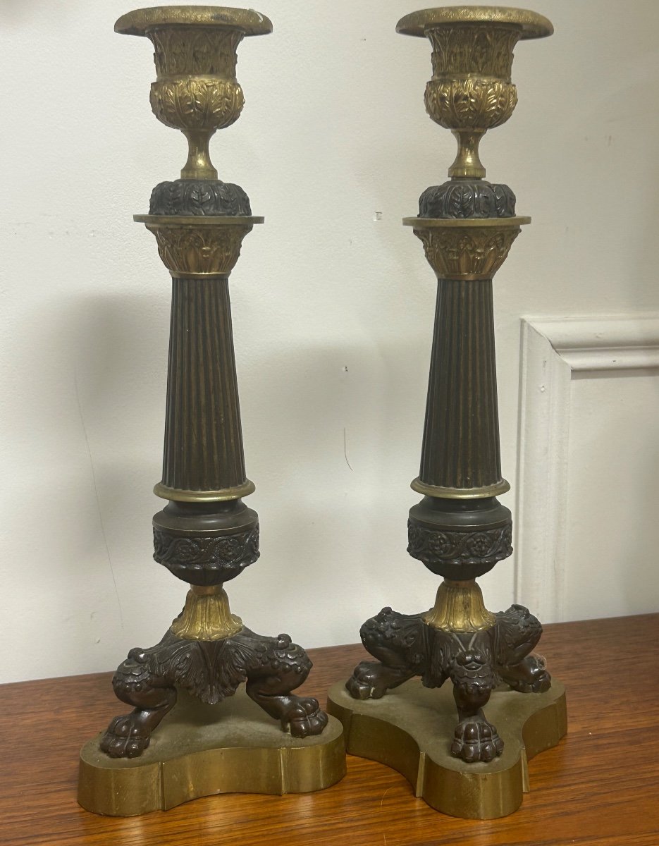 Pair Of Restoration Period Candlesticks In Bronze With Gilded And Brown Patina, 19th Century Claw Feet 