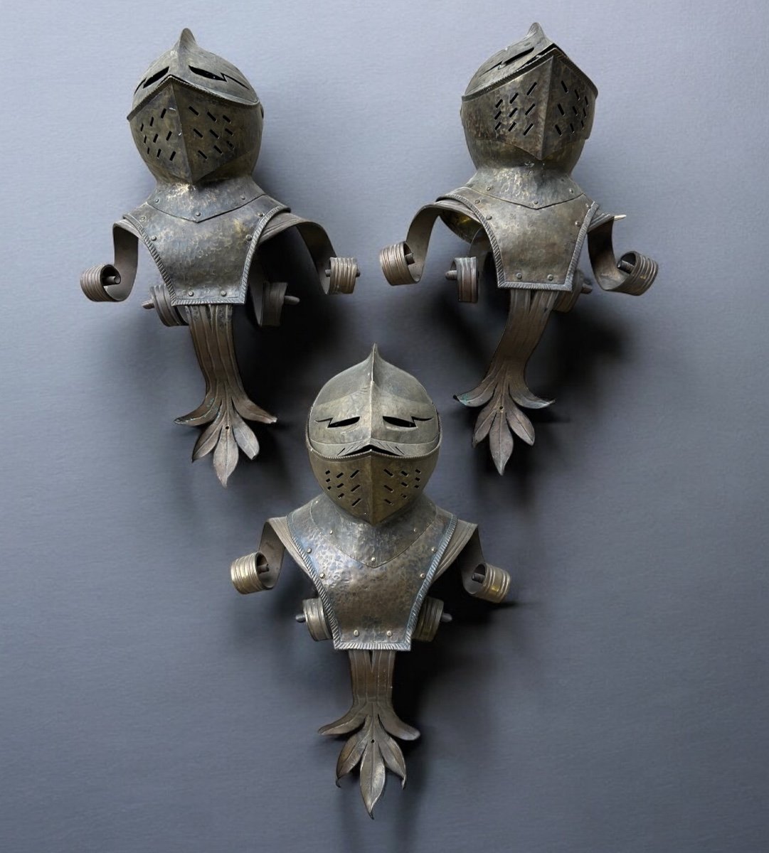 Trois Casques Heaume Médiéval Montés En Appliques vers 1950 - armure chevalier - H 70 cm