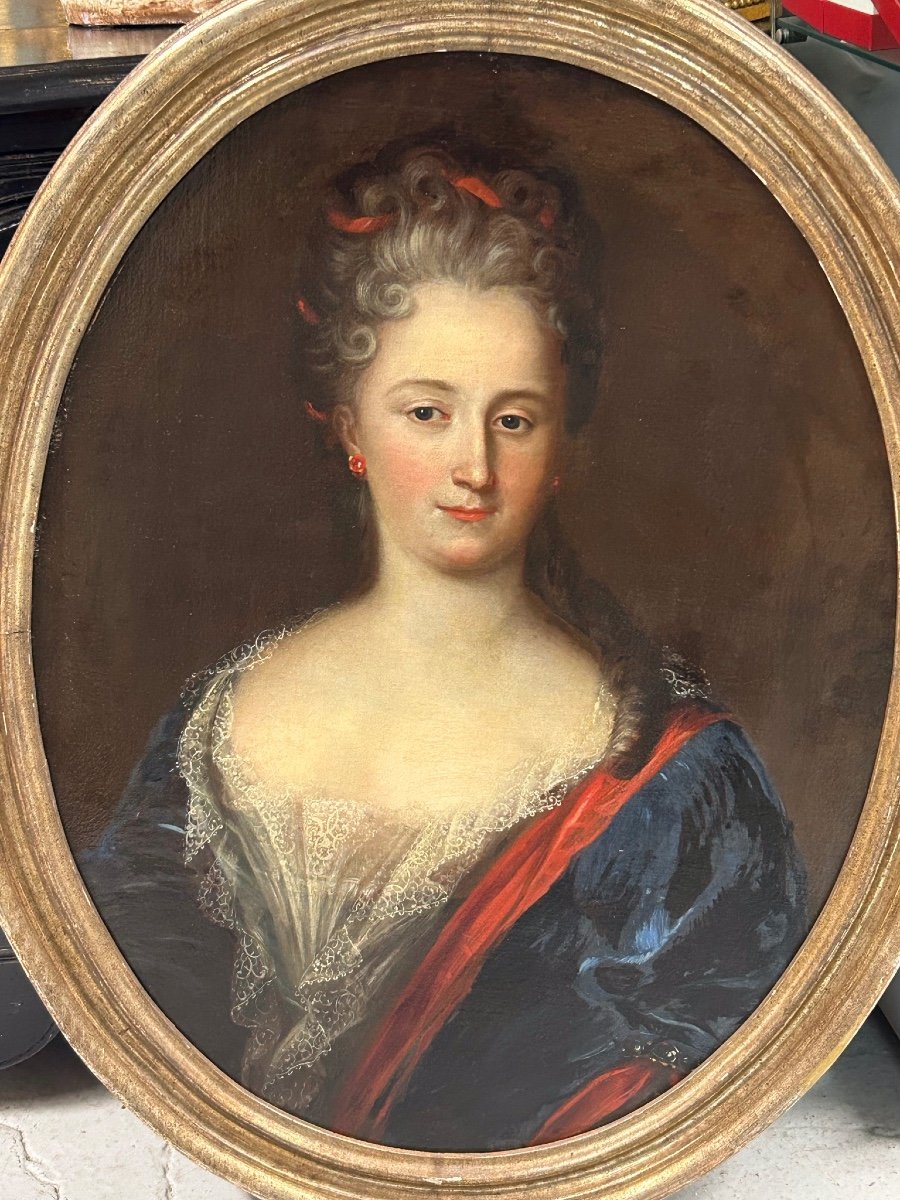 French School - Portrait Of A Woman In Oval From The 18th Century H 90 Cm