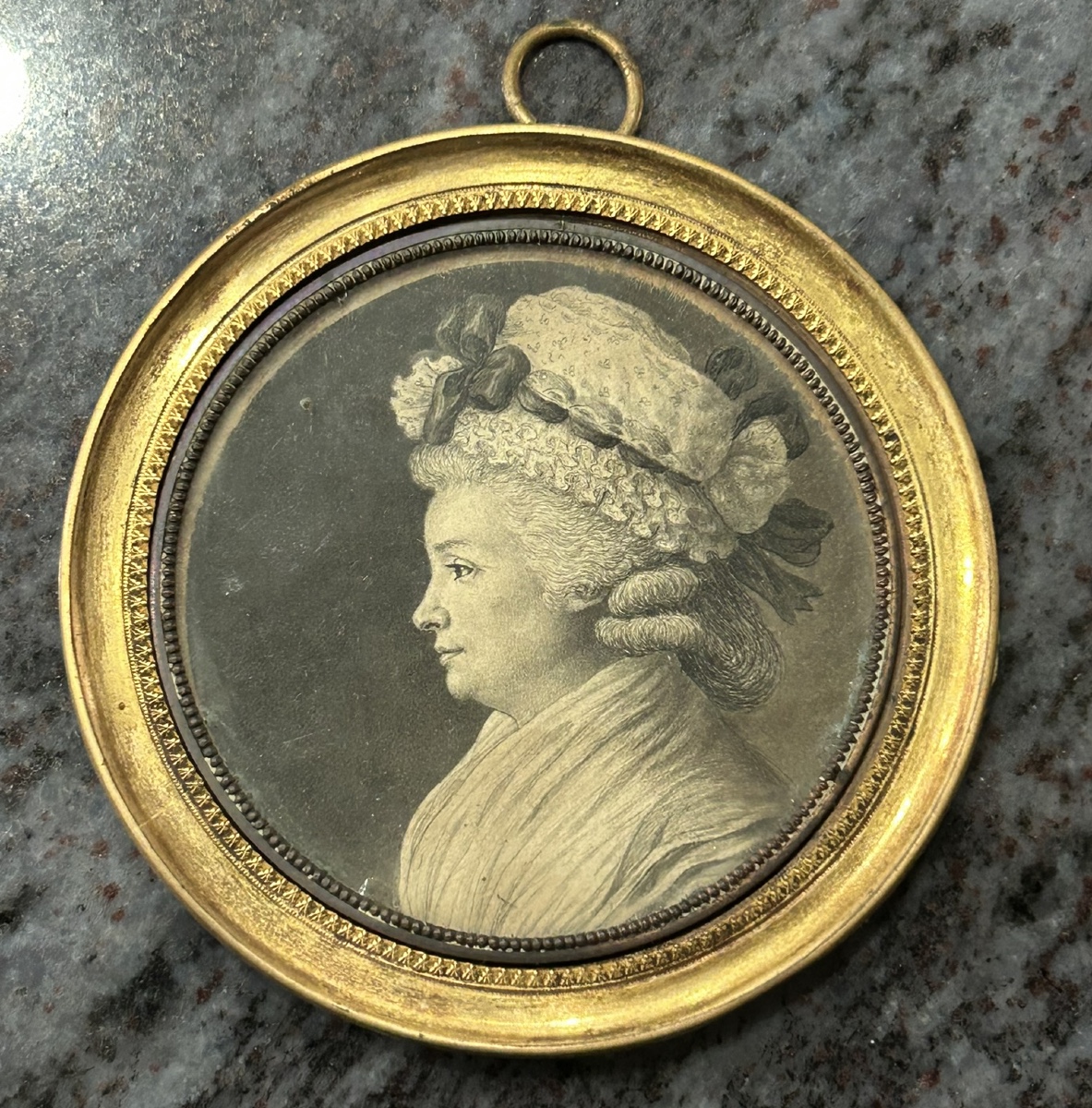 Miniature De Femme De Profil En Grisaille D’époque XVIIIème 