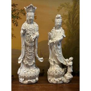 Grande Paire De Sculpture En Porcelaine Blanche De Chine - Blanc De Chine H 63 Et 57 Cm