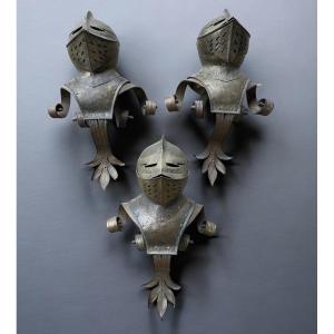 Three Medieval Helmets Mounted In Appliques Circa 1950 - Knight Armor - H 70 Cm