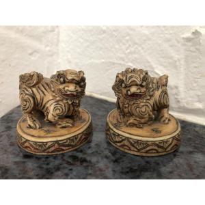 Pair Of Chinese Ivory Carvings "fo Dogs" - Okimono