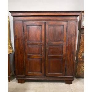 Armoire Lombarde En Noyer Avec Portes Latérales Crémone, Début Du XVIIIe Siècle.