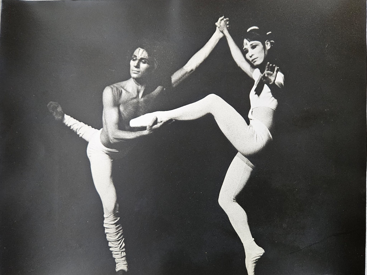 2 Photos Of Paolo Bortoluzzi And Hitomi Asakawa Dancing In Béjart's Bhakti, By Claire Falcy