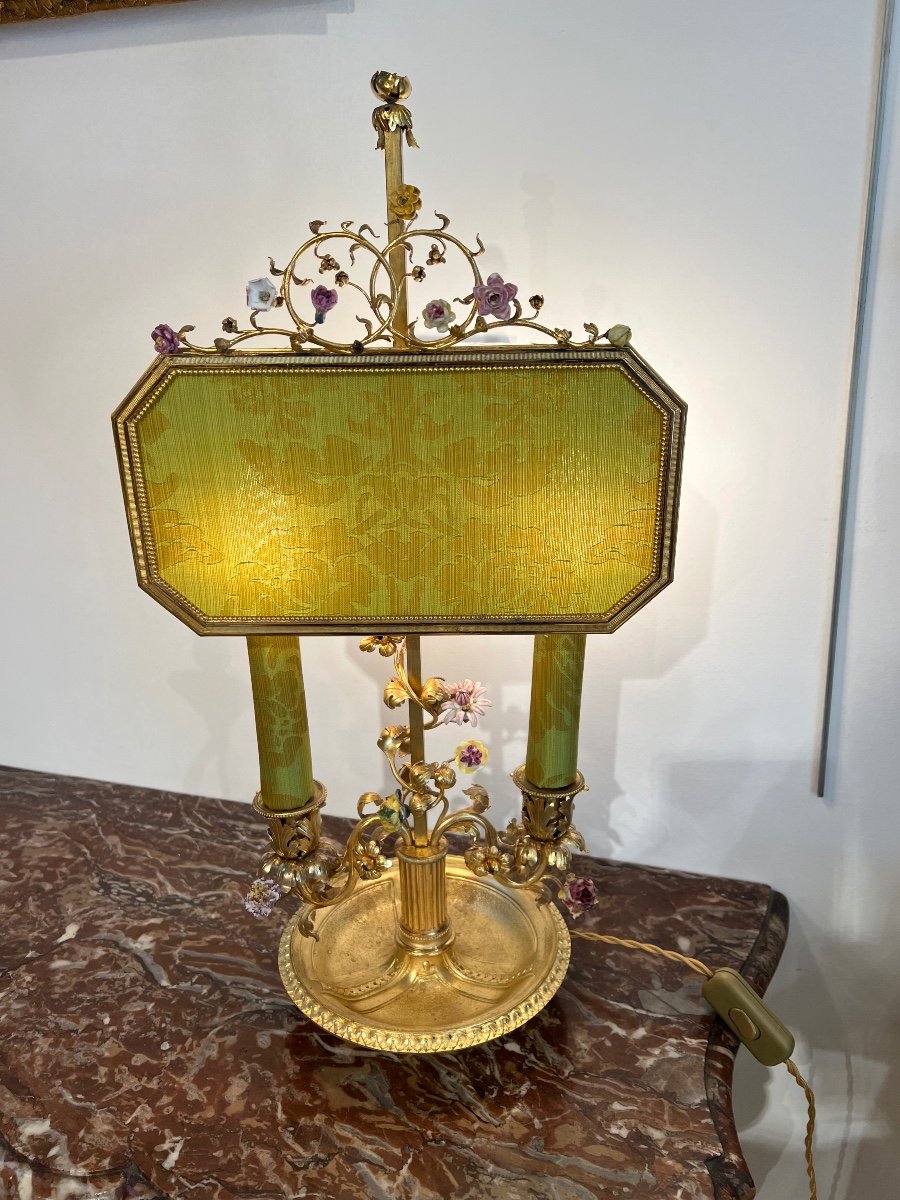 Lampe à écran Bronze Ciselé Doré Orné et fleurs saxe