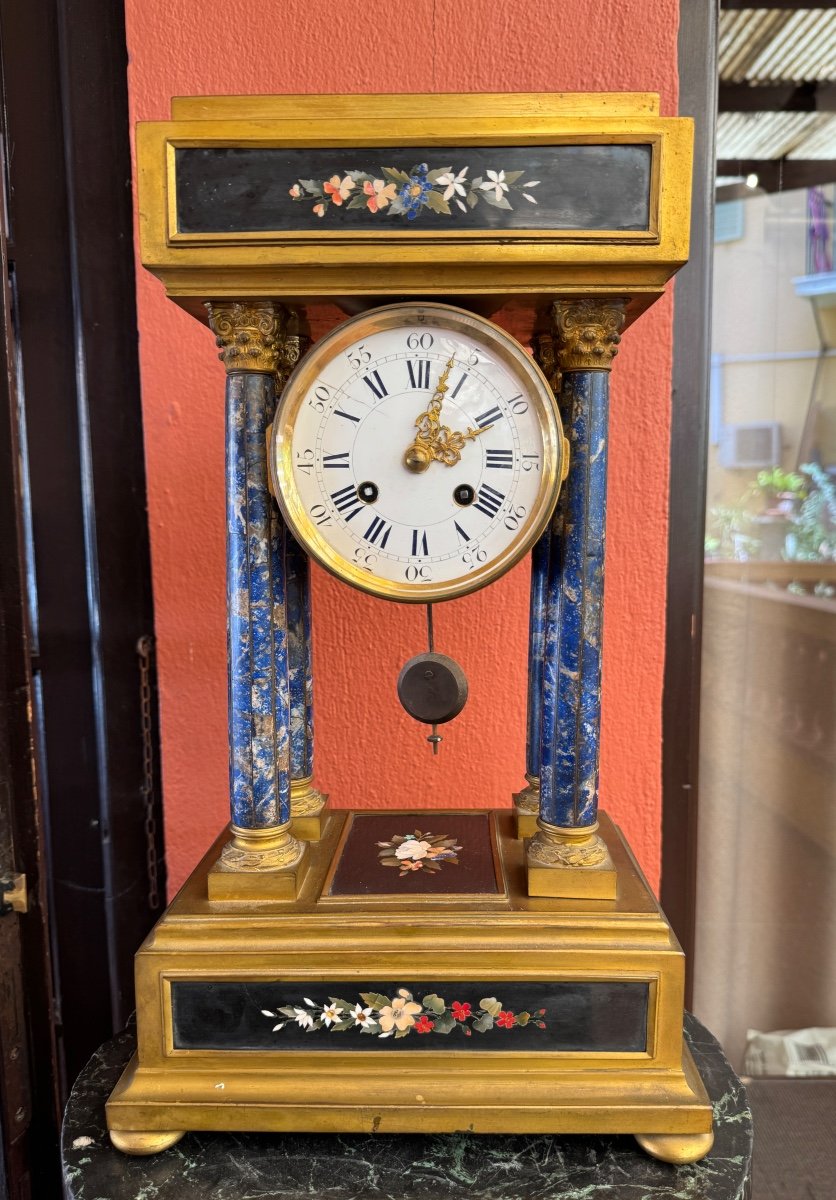 Pendule En Bronze Doré Et Marqueterie De Pierres Dures, XIXème Siècle 