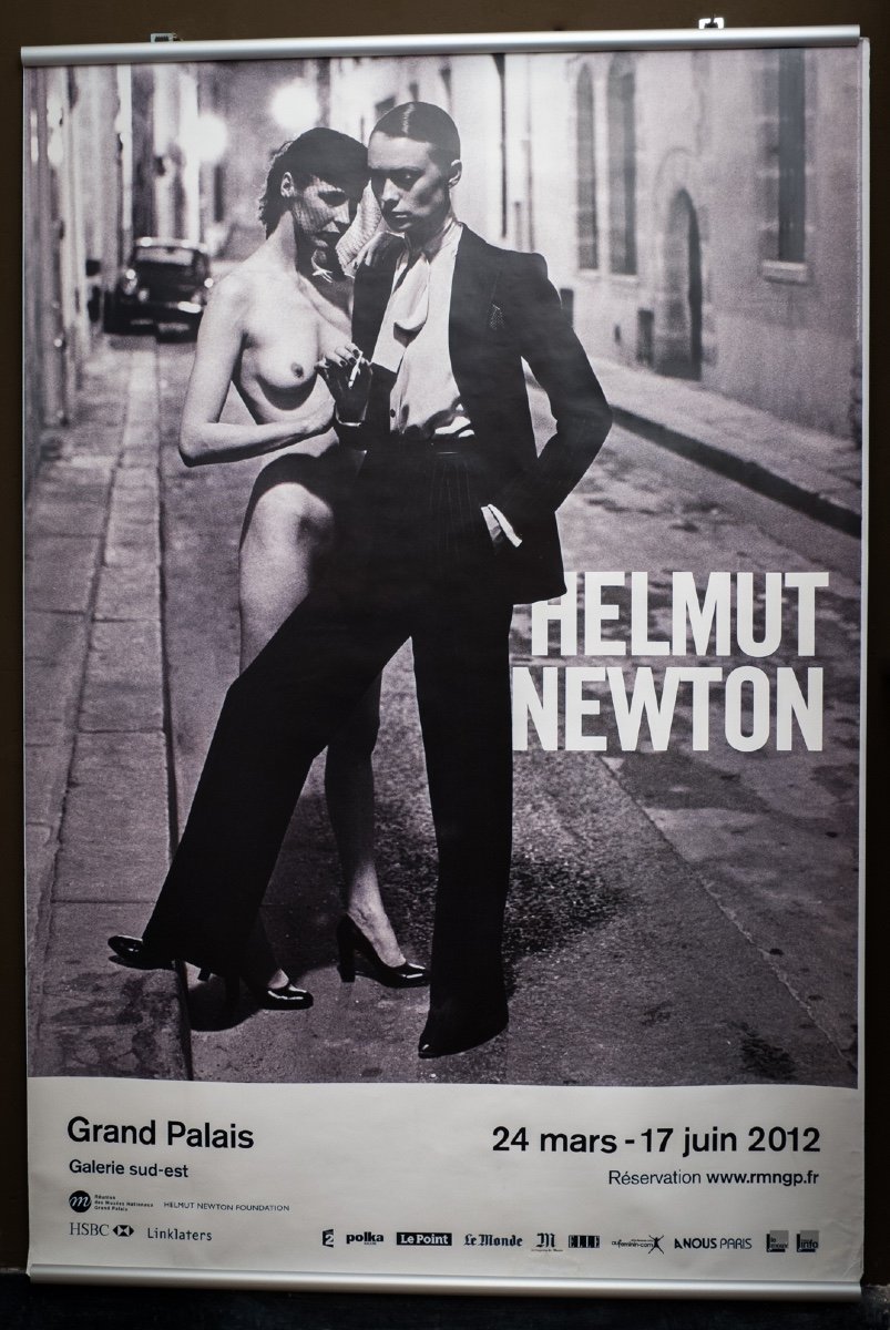 rare . grande affiche . Helmut Newton . Grand Palais . smoking Yves Saint Laurent ..-photo-2