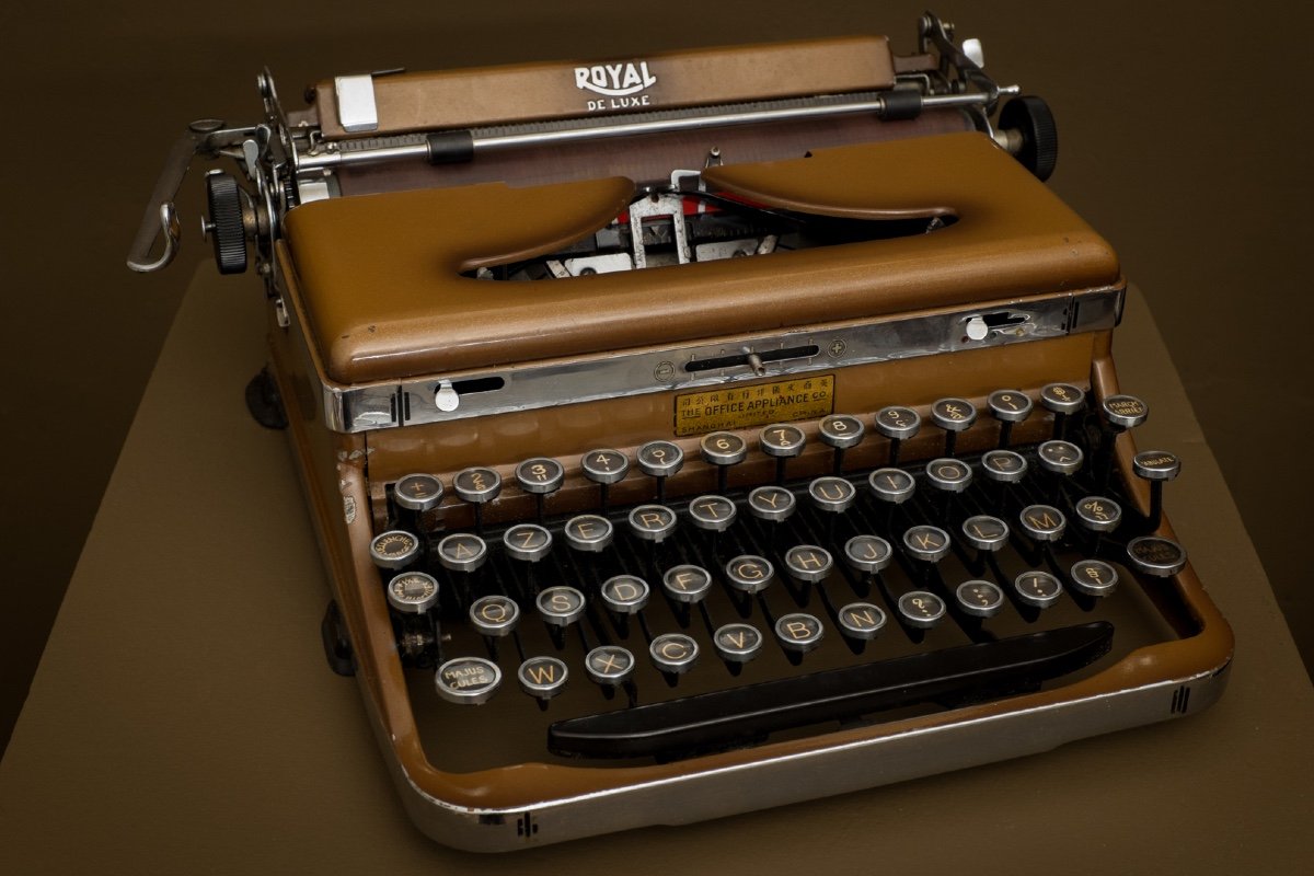 Rare Portable Typewriter . 1936 . Royal De Luxe Bronze Color ..-photo-3