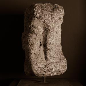 art brut .. ancienne et importante sculpture . pierre calcaire  . .   