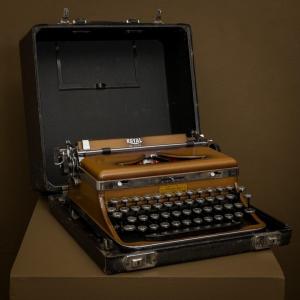 rare machine à écrire portable . 1936 . ROYAL DE LUXE  couleur bronze ..