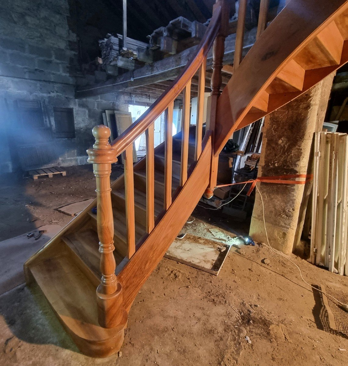 Exceptional Walnut Staircase Early 20th -photo-2