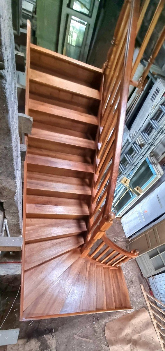 Exceptional Walnut Staircase Early 20th -photo-8