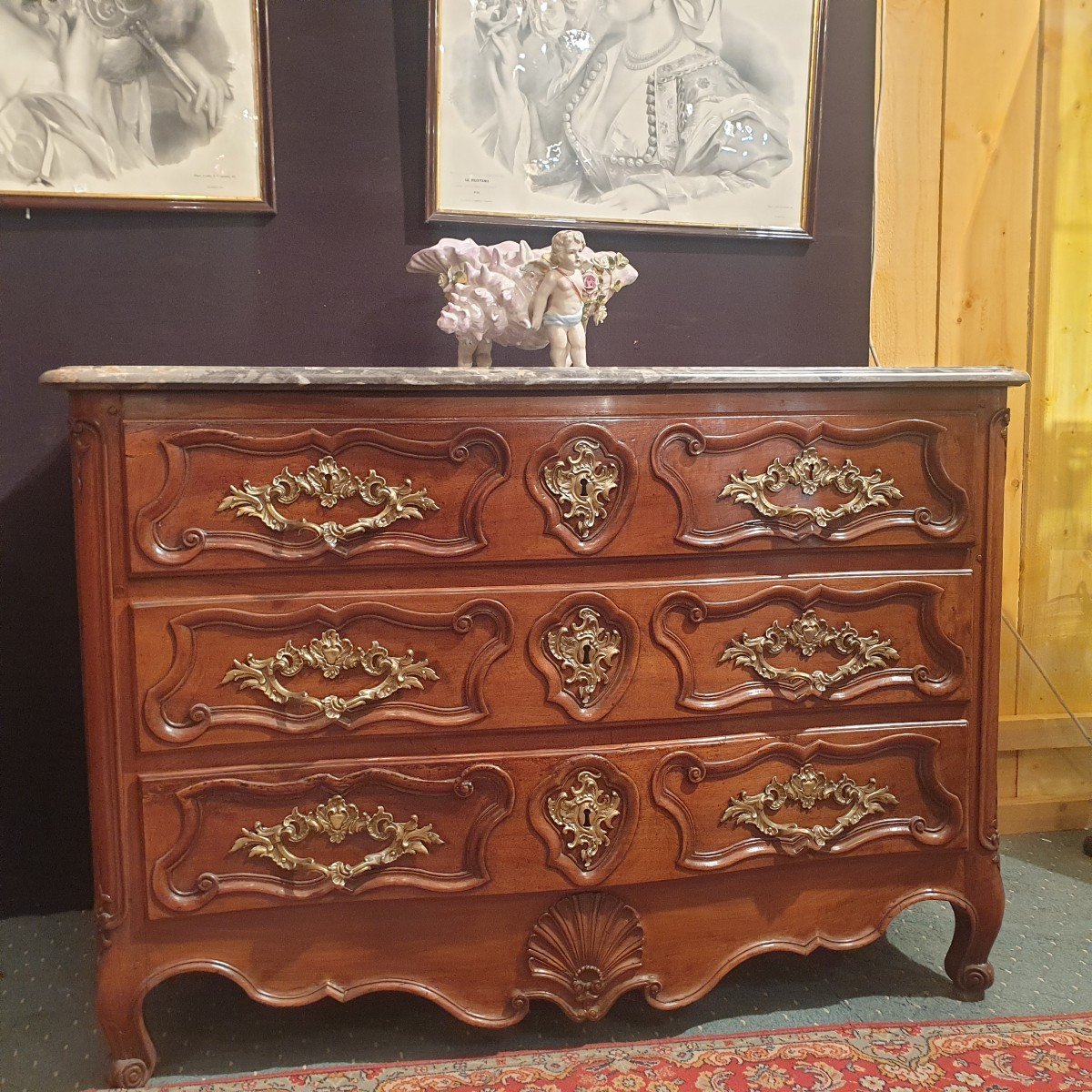 Commode galbée XVIII ème origine" Vallée du Rhône " Noyer massif