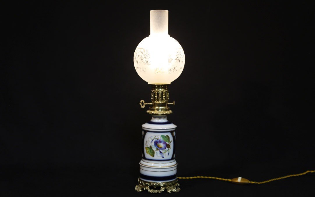 Lampe à Pétrole porcelaine de Valentine électrifiée, XIXème Siècle