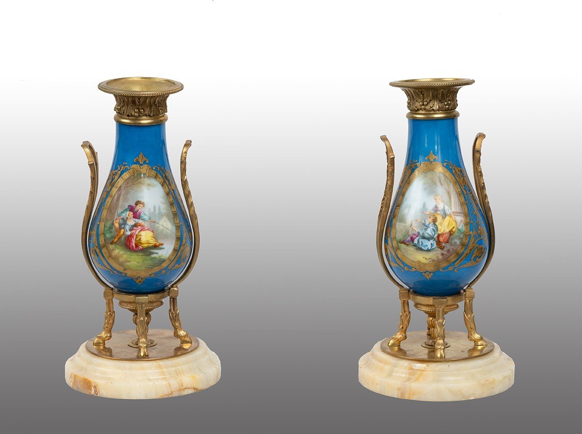 Paire De Vases Anciens En Porcelaine De Sèvres, XIXe Siècle.