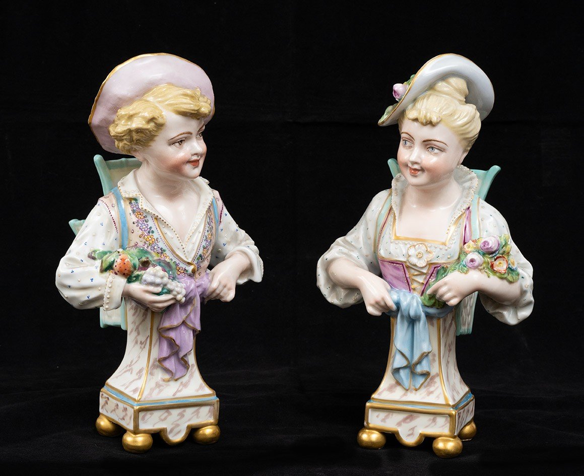 Paire De Sculptures Porte-fleurs En Porcelaine, Allemagne, Début Du XXe Siècle.