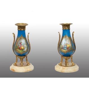 Paire De Vases Anciens En Porcelaine De Sèvres, XIXe Siècle.