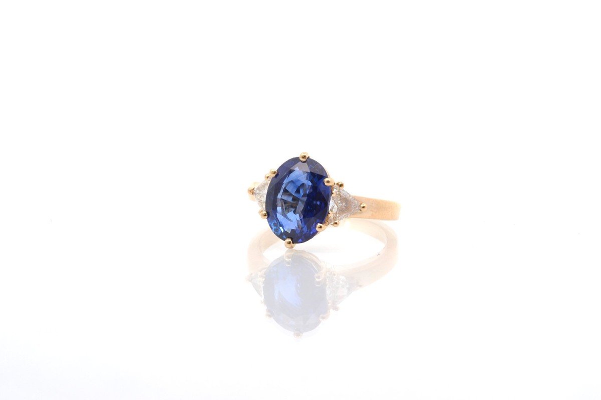 Royal Blue Sapphire And Diamond Ring In 18k Gold-photo-4